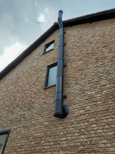 rookkanaal installeren langs gevel van woning