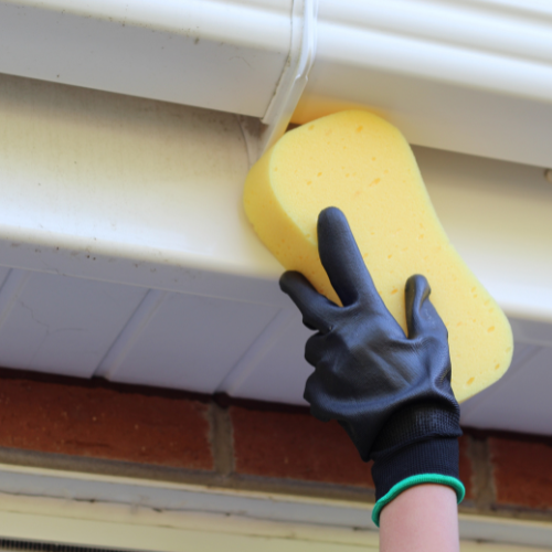 boeiboorden schoonmaken Alkmaar met spons voor een schone en verzorgde uitstraling